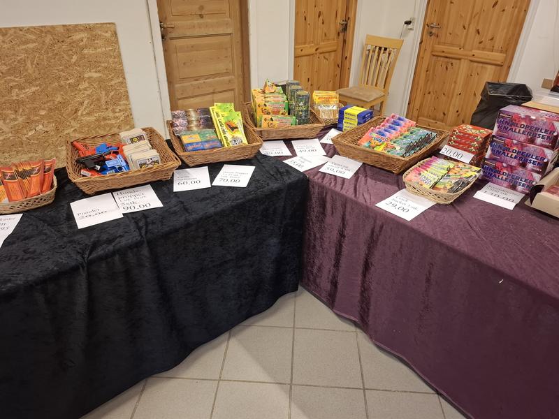 Småfyrværkeri i kurve med tydelige priser som del af lokalt fyrværkerisalg