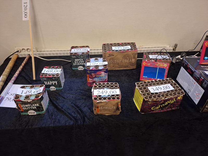 Fyrværkeribatterier med tilbudspriser præsenteret ved indendørs fyrværkerisalg