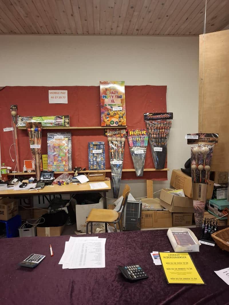 Udvalg af fyrværkeribatterier og raketter på bord ved fyrværkerisalg